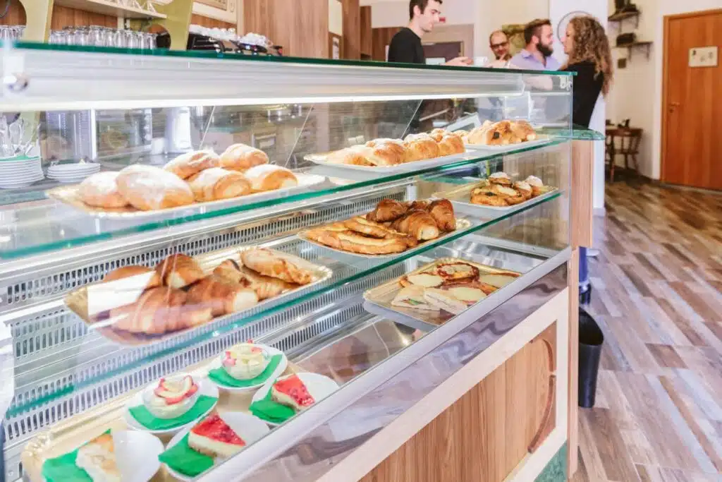 Horeca Hut | Bakery Display Counter Buying Guide for Bakeries & Cafés Horeca Hut | Bakery Display Counter Buying Guide for Bakeries & Cafés
